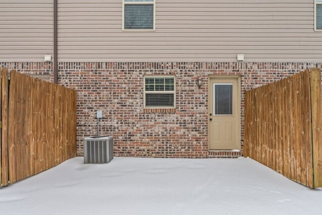 Building Photo - Pet Friendly Two Bedroom!