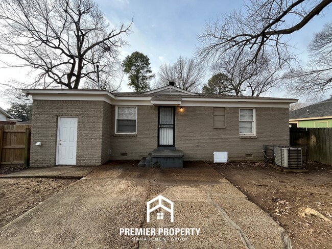 Building Photo - Charming 3BR Home w/ Hardwood Floors & Fenced Backyard