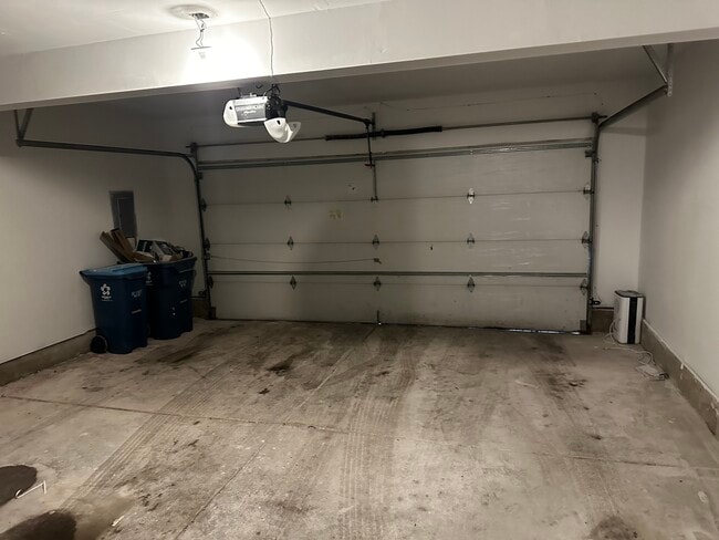 Building Photo - 1121 Symphony Dr