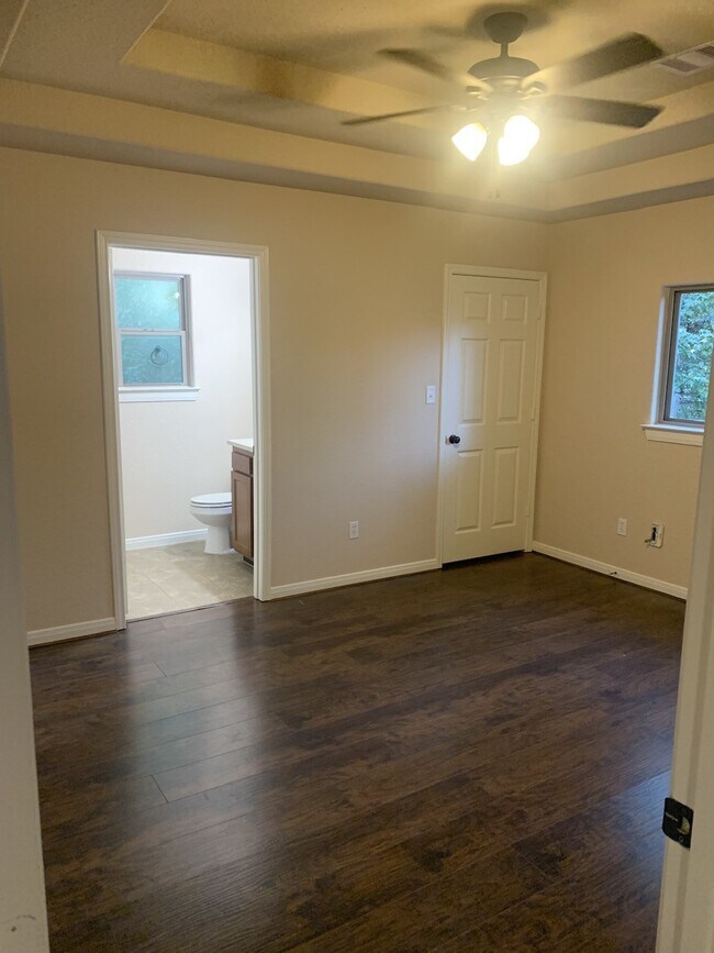 Building Photo - 10855 Royal Pines Dr