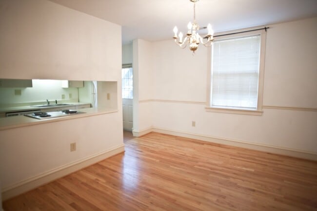 Building Photo - Beautiful condo with sunroom and hardwood floors - Short term lease only!
