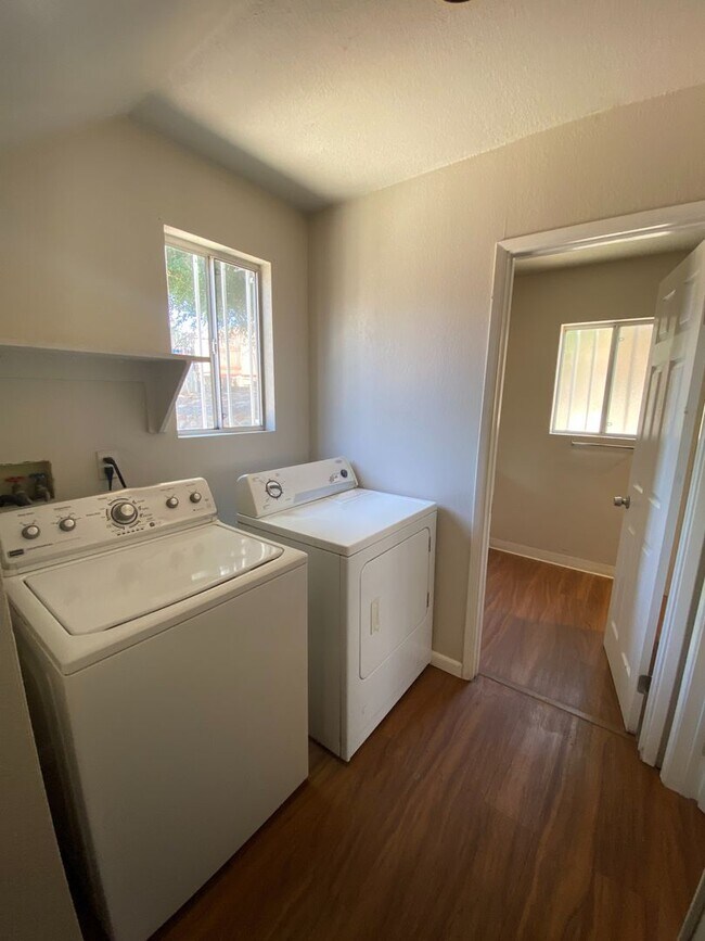 Building Photo - Large House, Close to Campus!!