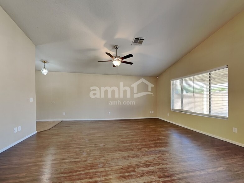 Building Photo - 8912 W La Reata Ave