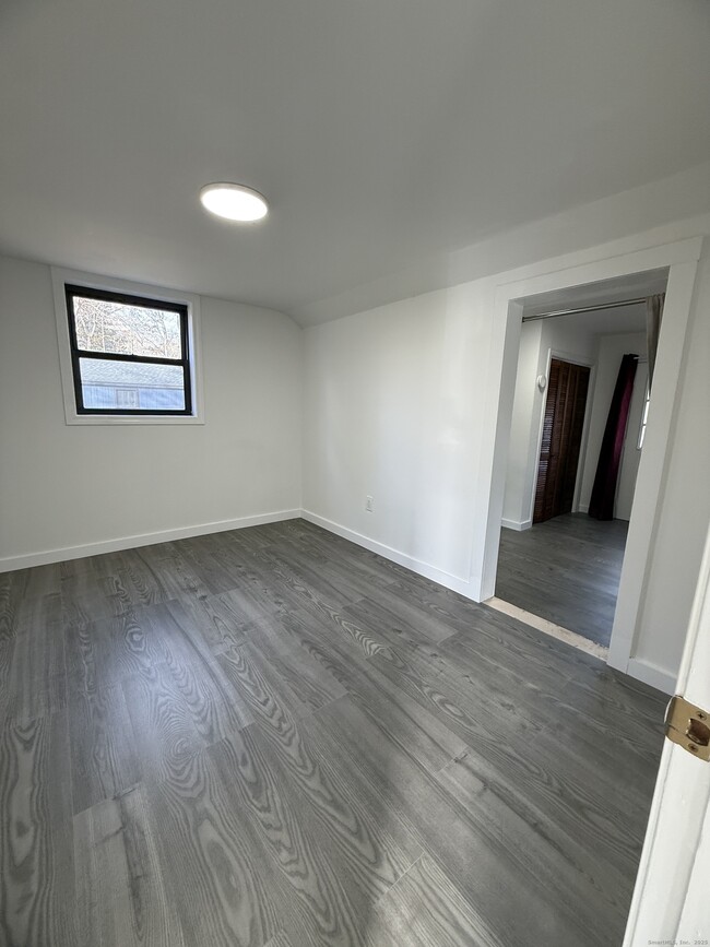 Building Photo - 74 Grove Beach Rd N