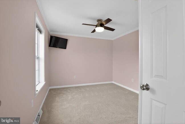 Building Photo - 10 Nelson Rd