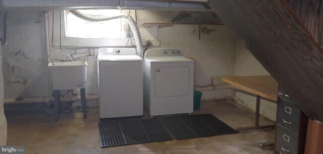 Building Photo - 613 Sampson Ave