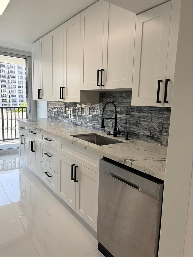 Building Photo - 525 N Ocean Blvd