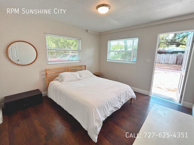 Building Photo - Back unit of large Duplex in Central Oak P...