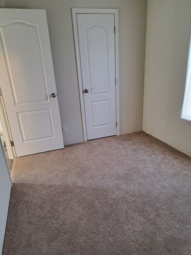 Building Photo - Updated Three Bedroom