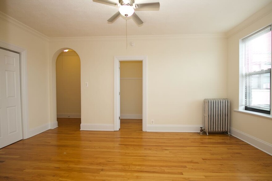 Building Photo - 2704 N Sawyer Ave