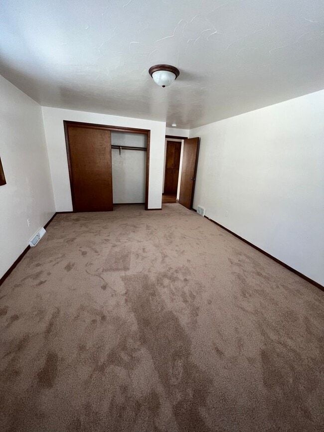 Building Photo - 2 Bed 1 Bath Duplex