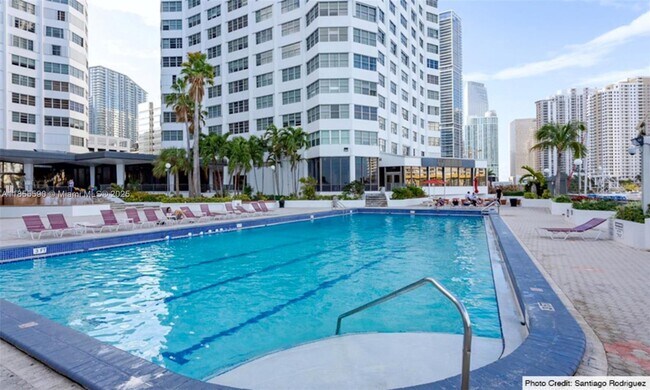 Building Photo - 999 Brickell Bay Dr