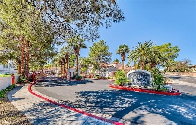 Building Photo - 2975 Bluegrass Ln