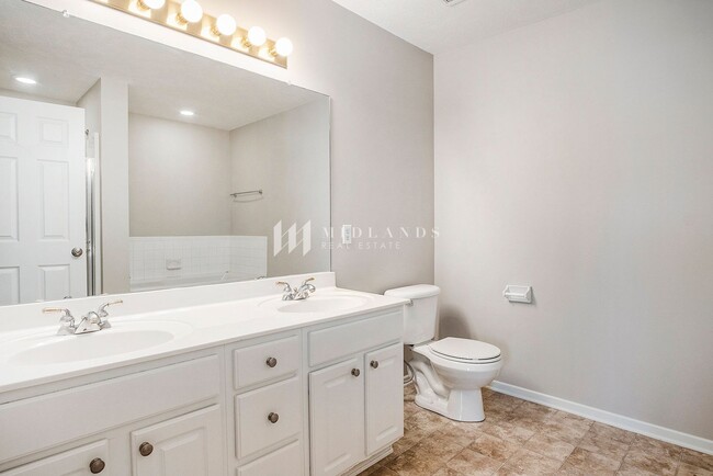 Building Photo - Beautiful 4 Bedroom Bellevue Home