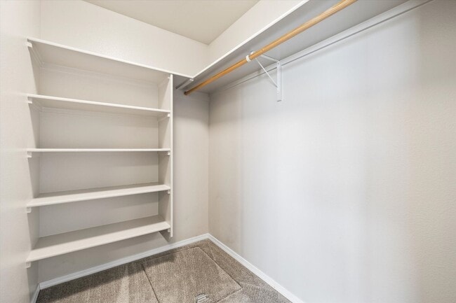 Building Photo - 4 Bedrooms Plus Bonus Room _ Dog Friendly!!