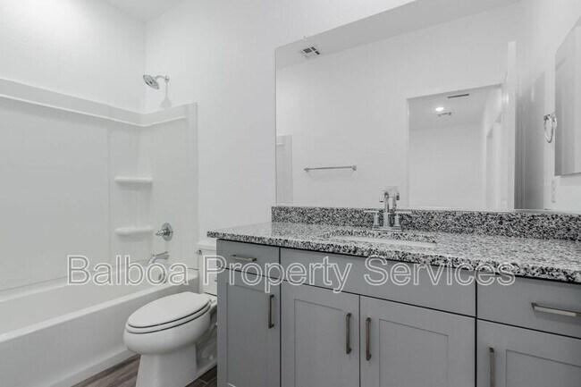 Building Photo - 1318 S 105th Pl