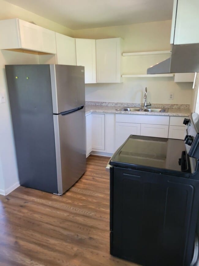 Building Photo - Charming 2br 1ba Home! Available Now!