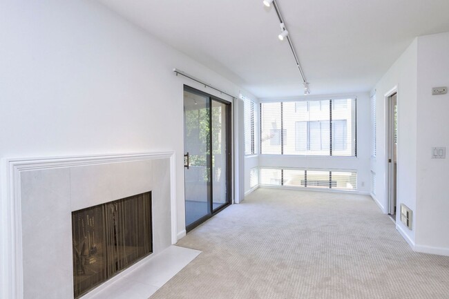 Building Photo - (3) Three Bed, (2) Two bath updated condo ...