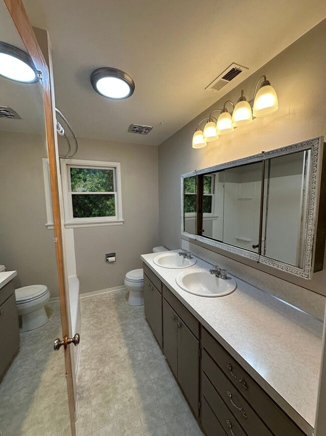 Building Photo - Great location in Meridian for this 3 bedroom 2 bath home.