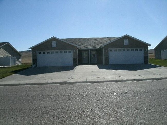 Building Photo - $1700 - 3 Bedroom, 2 Bathroom Townhome - G...