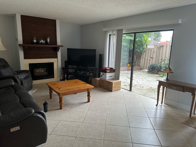 Building Photo - 1120 11th Ct