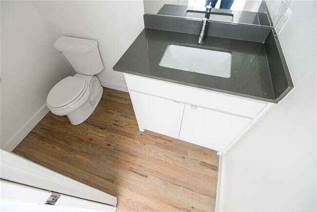 Building Photo - 427 W 10th St