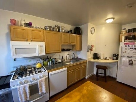 Building Photo - 448 Park Dr