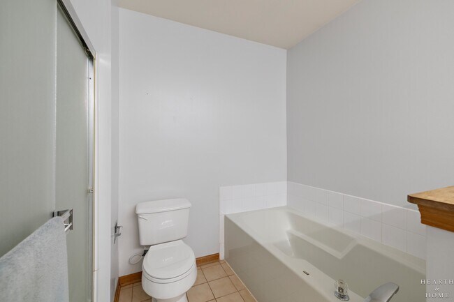 Building Photo - 2039 Greenview Dr