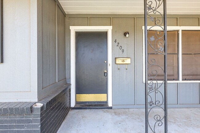 Building Photo - Charming 3 bedroom