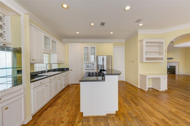 Building Photo - 2124 Nantucket Dr