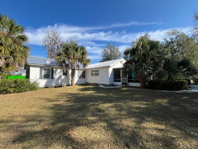 Building Photo - Charming Vintage Home on 3 City Lots near football stadium Live Oak, FL