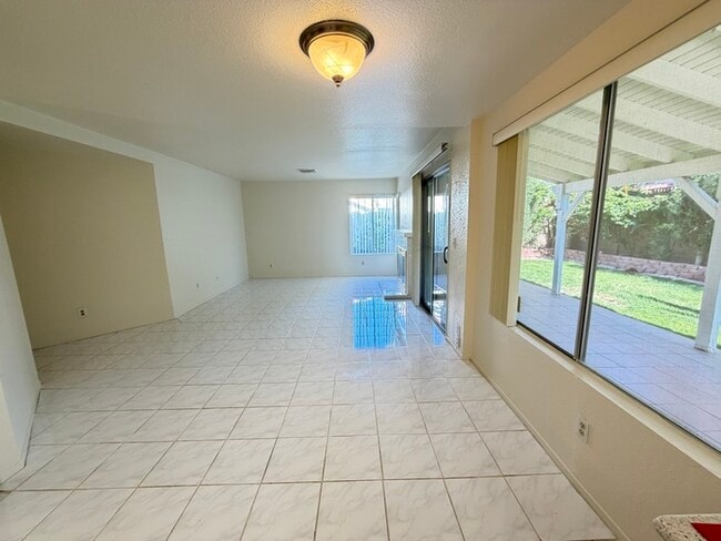 Building Photo - Carry Over Showing: This property has been shown before and will be rented to the first most qual...