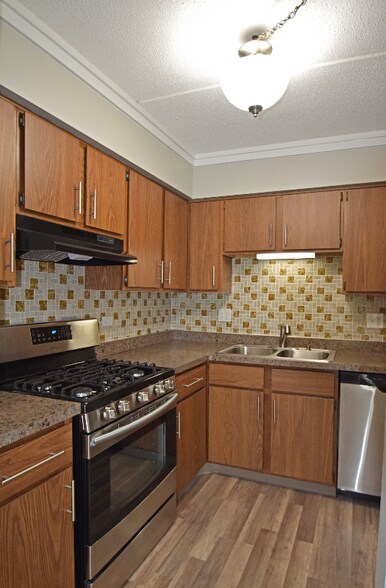 Building Photo - 15 E Maple St