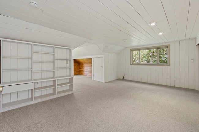 Building Photo - 12926 Holmes Point Dr NE