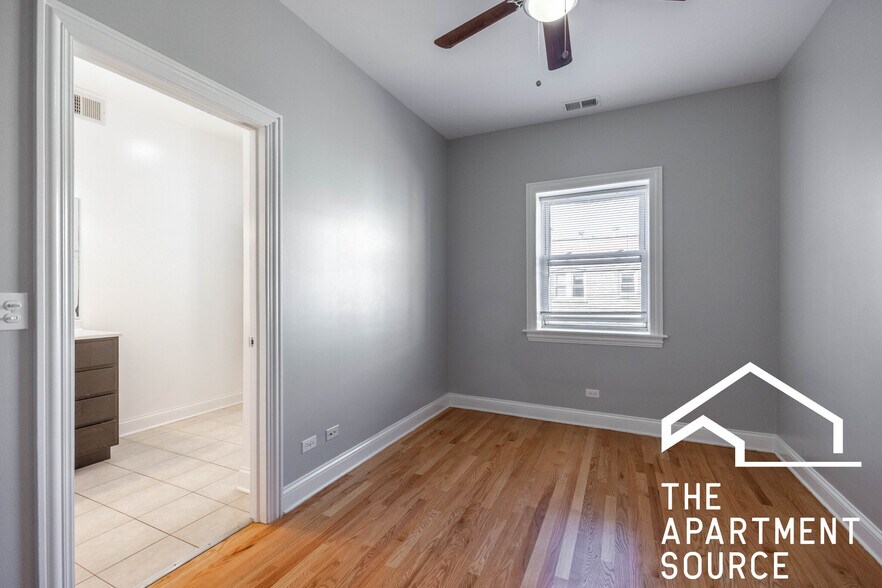 Building Photo - 4452 N Sheridan Rd