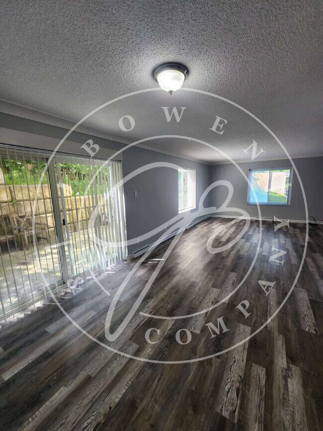 Building Photo - 2 bed 2 bath first floor apartment- Ottawa...