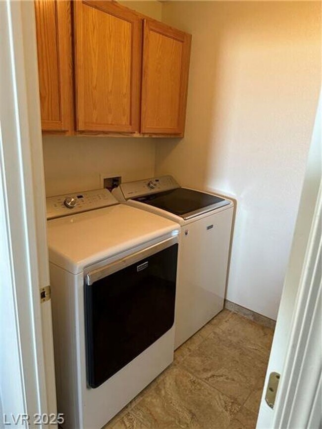 Building Photo - Beautiful 3 bedroom w loft 2.5 bath townho...