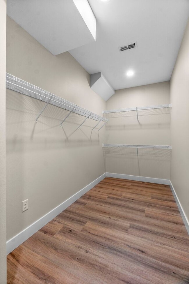 Building Photo - 2272 Heywood Mdws