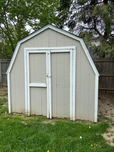 Back Yard Shed - 734 S Walnut St