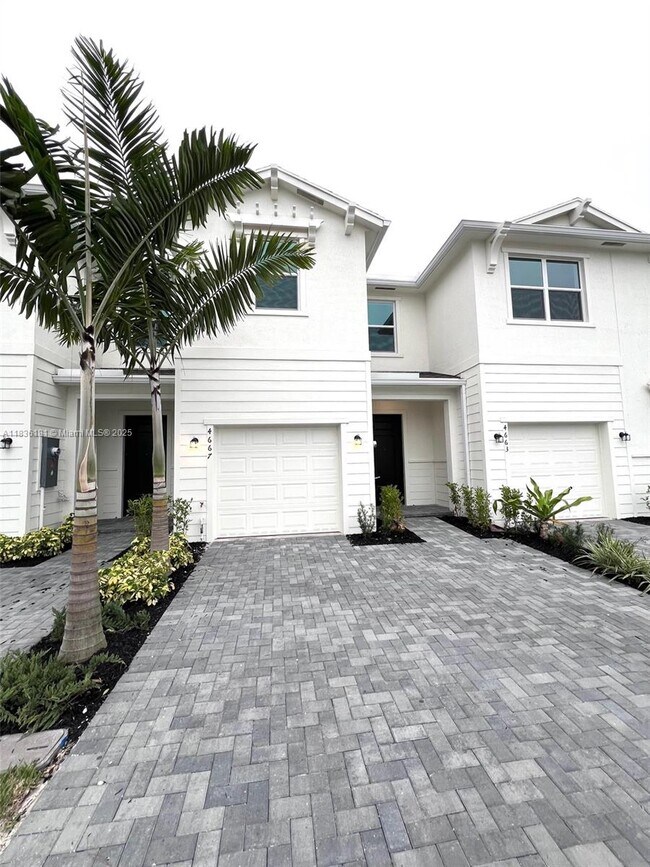Building Photo - 4667 Hollister Ave