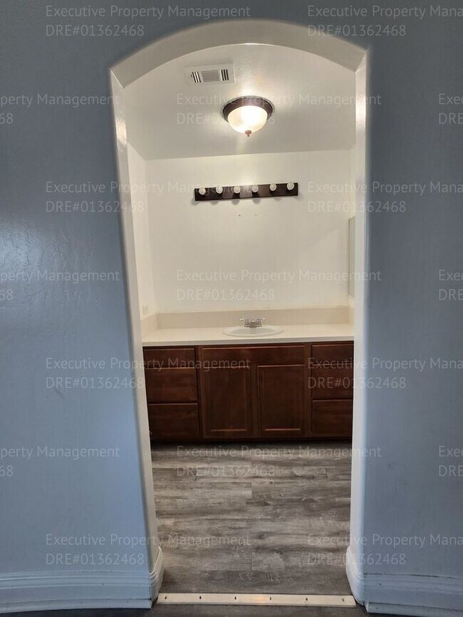 Building Photo - 4 bedroom/ 2 bathroom located in the South...