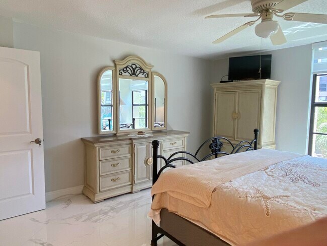 Building Photo - 2 Royal Palm Way