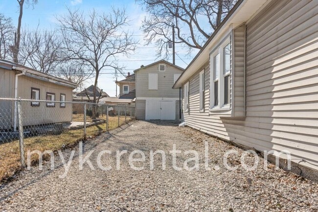 Building Photo - 1129 Hasbrook Ave