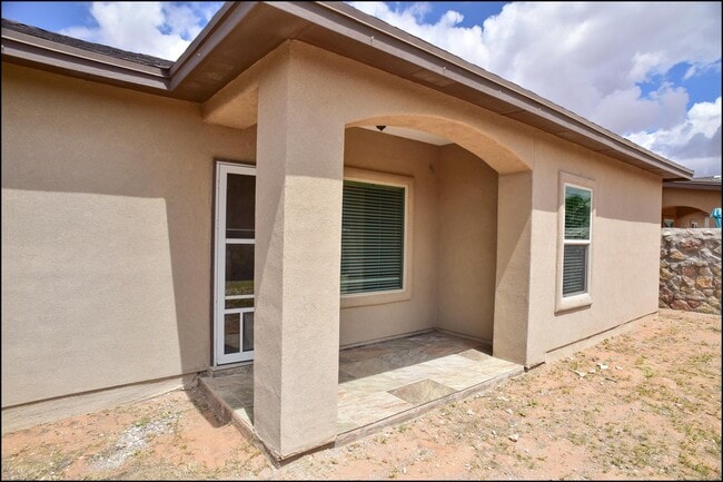 Building Photo - 3744 Loma Adriana