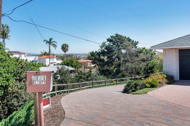 Building Photo - Beautiful canyon-side setting, just a few ...