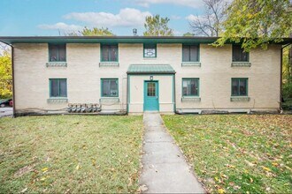 Building Photo - 2 Bed, 2 Bath On Campus.  PRICE REDUCED