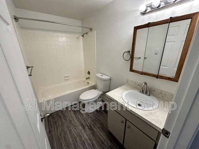 Building Photo - 230 E 7th Ave