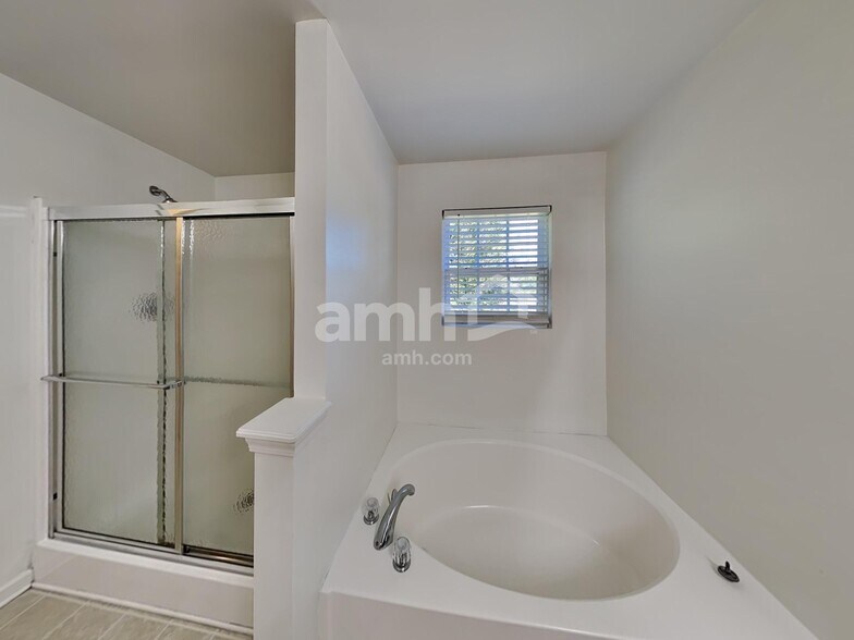 Building Photo - 1042 Vanguard Dr