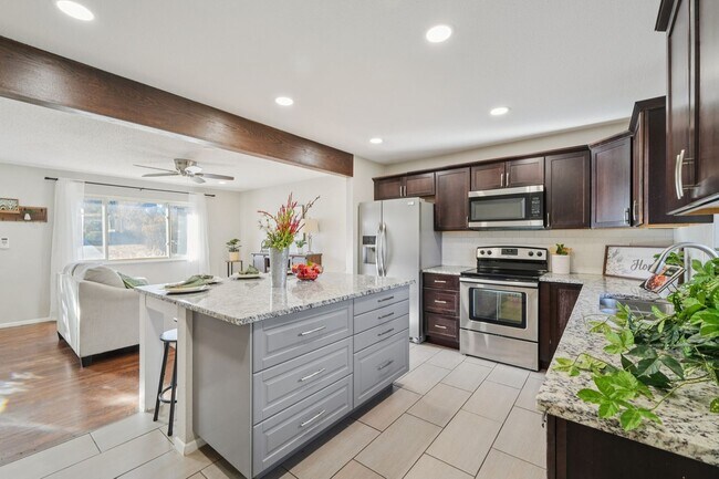 Building Photo - 4 Bed Beauty on West Side!