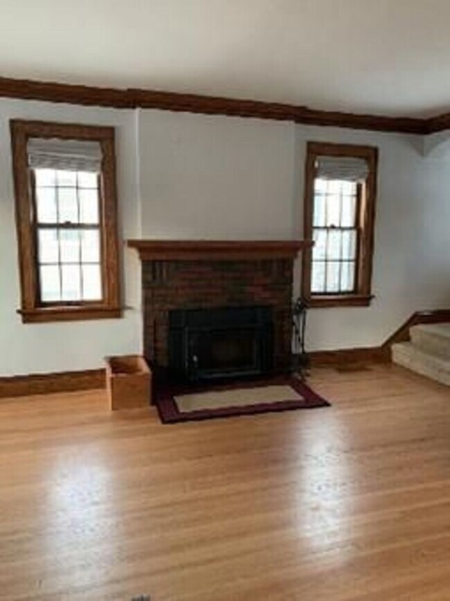 Building Photo - AVAILABLE AUGUST -  3 BED 2 BATH